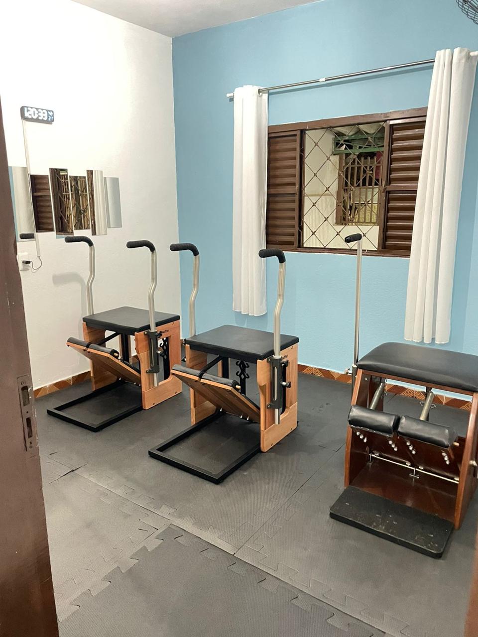 Sala com aparelhos de Pilates